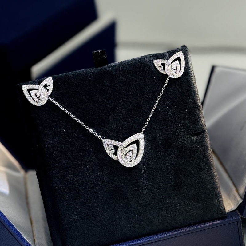 Ba*len*cia*ga necklaces